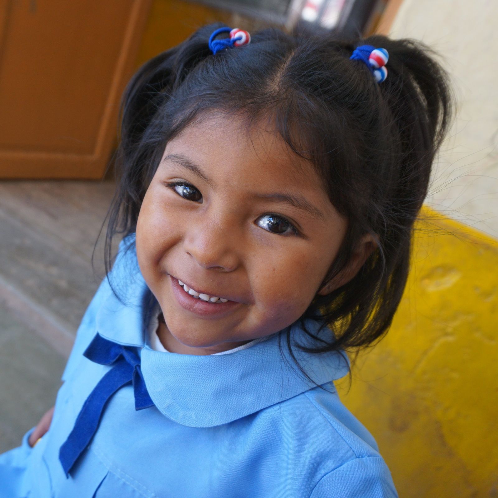 Boliwia_Tupiza_BWiniarska_APalys_dziewczynka_szkoła_mundurek_uśmiech